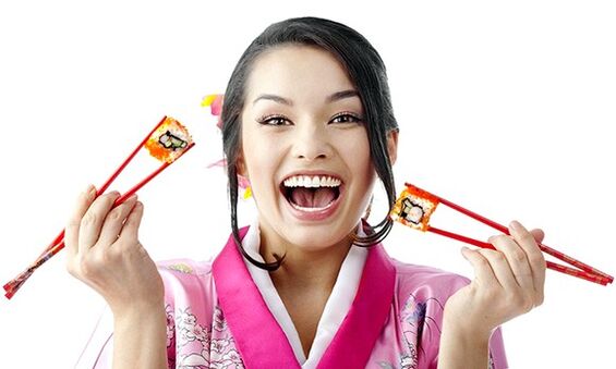 девојка држи суши за јапанску исхрану
