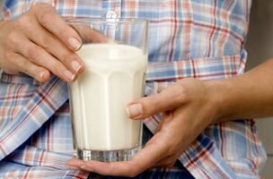 Девојка губи тежину на кефиру