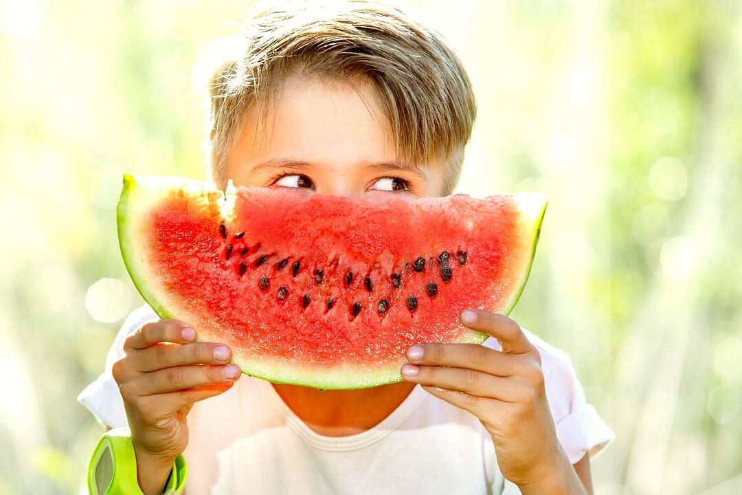 дете једе лубеницу